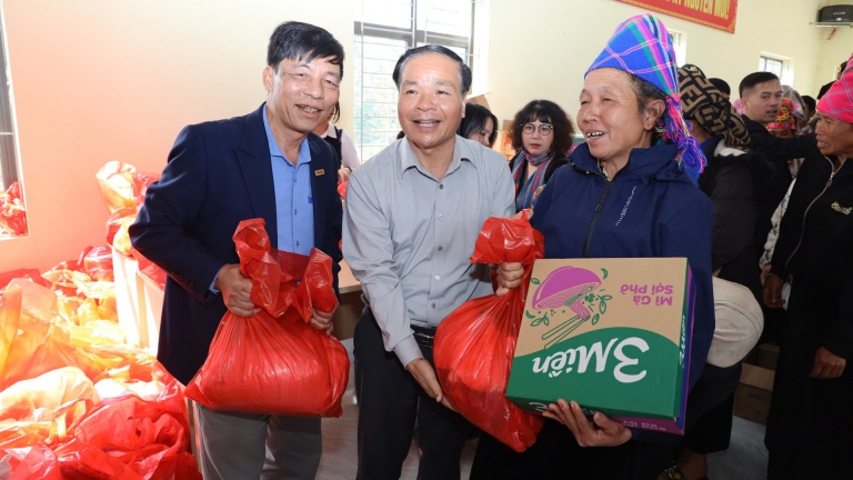 Sơn La: Ấm áp chợ yêu thương giữa đại ngàn Mường É