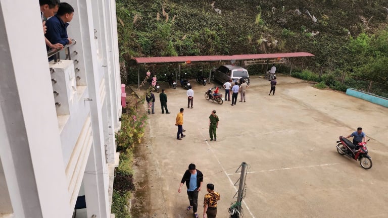 Tảng đá lăn từ trên núi xuống trụ sở xã ở Sơn La, đè hỏng ô tô công vụ