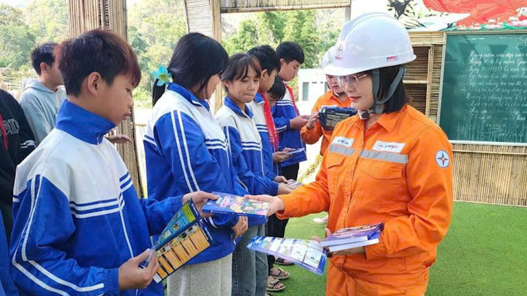 Nông thôn Tây Bắc: Gieo thói quen tiết kiệm điện từ những trang sách tuổi thơ
