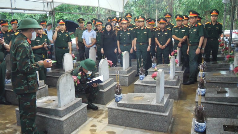 Lào Cai thực hành lấy mẫu ADN hài cốt liệt sĩ chưa xác định danh tính tại Nghĩa trang liệt sĩ Bảo Thắng