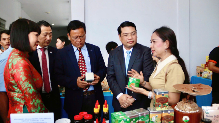 Cú hích mới cho thương mại vùng biên: Việt Nam - Campuchia - Lào bắt tay “đi chợ chung”