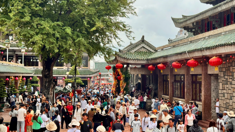 Khai hội Vía Bà Chúa Xứ núi Sam: Hàng vạn người đổ về Vĩnh Tế, An Giang dâng hương kính Bà