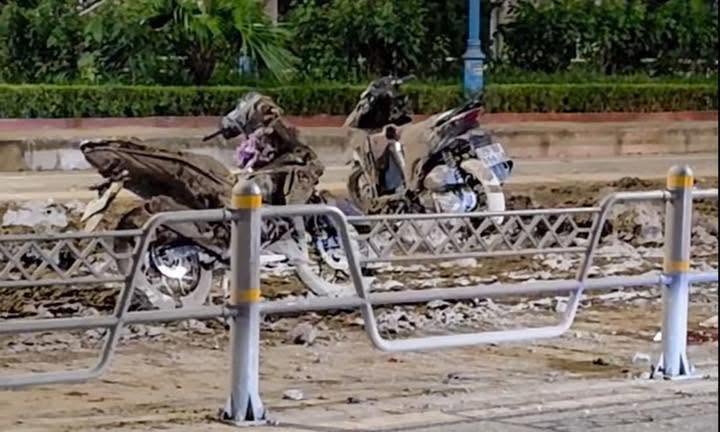Truy tìm ô tô làm rơi đất thải trên đường Võ Chí Công, Hà Nội khiến 2 người đi xe máy bị ngã