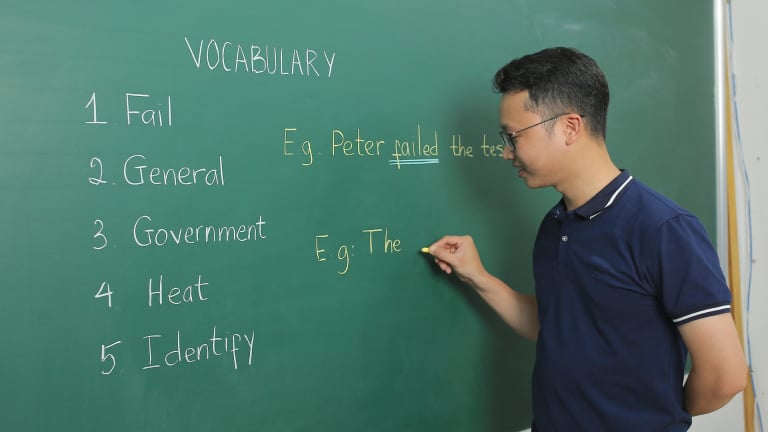 Đề thi tốt nghiệp THPT tiếng Anh 2026: Thầy giáo 'mách' ôn trọng tâm để đạt điểm cao chót vót