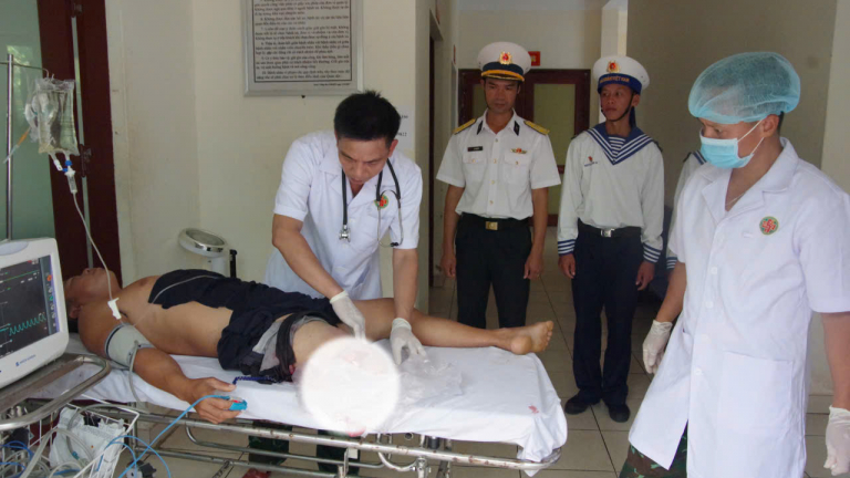 Đặc khu Trường Sa Khánh Hòa cứu ngư dân tỉnh Gia Lai (địa phận Bình Định cũ) bị đứt lìa cẳng chân
