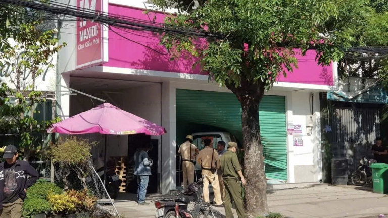Xe van lao vào cửa hàng sau tai nạn liên hoàn ở phường Tam Bình