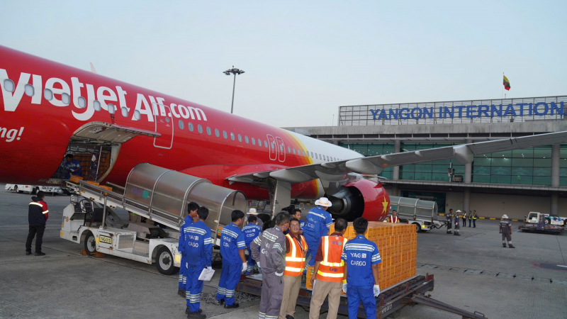 Cận cảnh chuyến bay chở chiến sĩ Bộ Công an và Bộ Quốc phòng sang cứu trợ người dân Myanmar