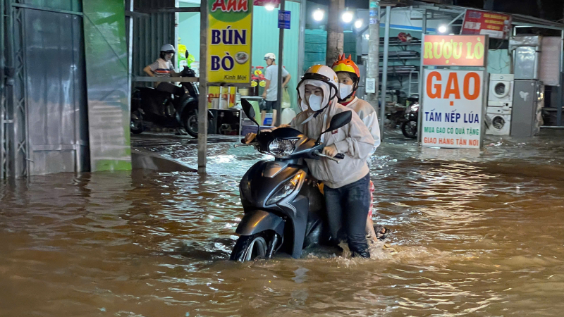 Người dân TP.HCM chưa thể thoát cảnh lội nước do triều cường, mưa lớn