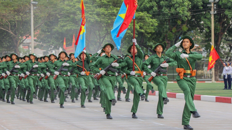 Người dân TP.HCM háo hức chờ Lễ diễu binh diễu hành 30/4