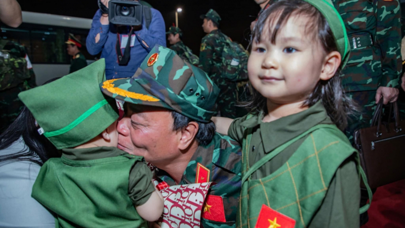 Hình ảnh xúc động khi Quân đội, Công an Việt Nam hoàn thành nhiệm vụ tại Myanmar, về nước an toàn