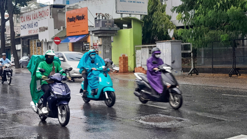 Người dân TP.HCM đề phòng mưa trái mùa kèm mưa đá, giông, lốc lớn