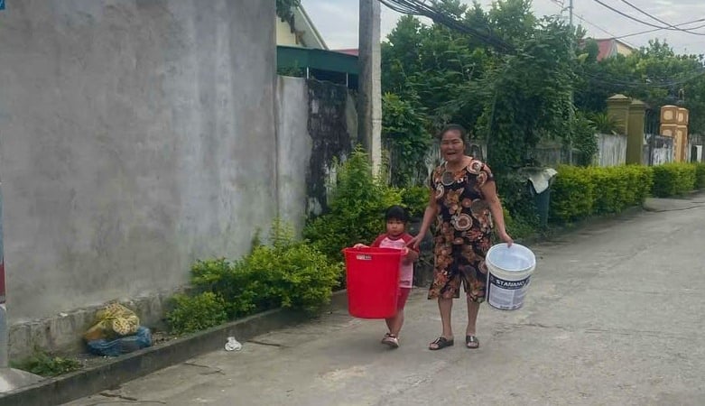Không có nước sạch suốt nhiều ngày, cuộc sống của hàng ngàn hộ dân ở Nghệ An bị đảo lộn