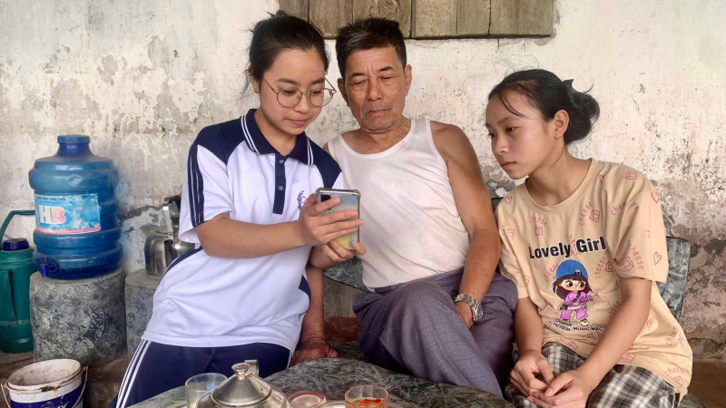 Bạn đọc Báo Dân Việt đồng hành giúp cụ ông 76 tuổi nuôi hai cháu mồ côi ăn học