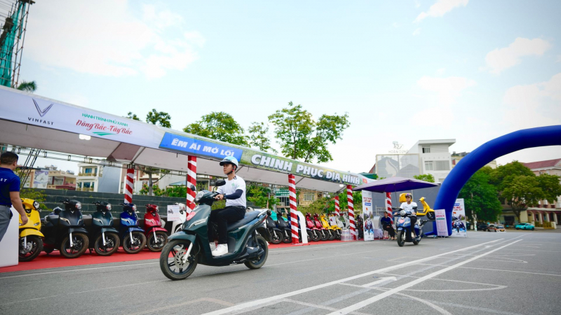 Người dân Lào Cai bất ngờ với khả năng vận hành bền bỉ, êm ái của xe máy điện VinFast