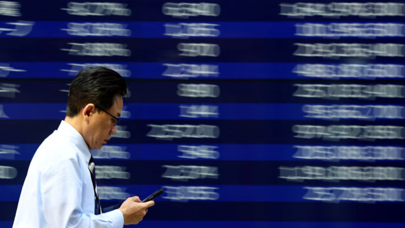 Ông Trump tấn công FED, chứng khoán, USD trượt giá mạnh