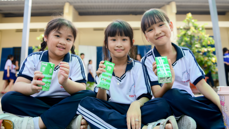 Vinamilk và Quỹ sữa Vươn cao Việt Nam dành tặng 500.000 hộp sữa đến trẻ em nhân dịp 50 năm thống nhất đất nước