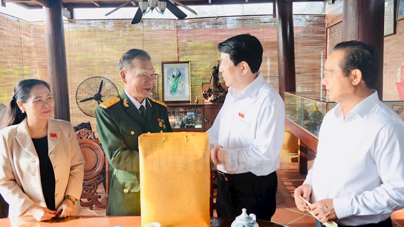 Chủ tịch nước Lương Cường dâng hương tại Ngã Ba Giồng, thăm Anh hùng LLVTND Tô Văn Đực