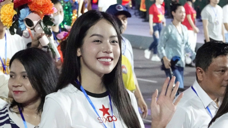 Hoa hậu Thanh Thủy, Tuyết Vân cùng “độc cô cầu bại” Nguyễn Trần Duy Nhất diễu hành mừng 50 năm thống nhất