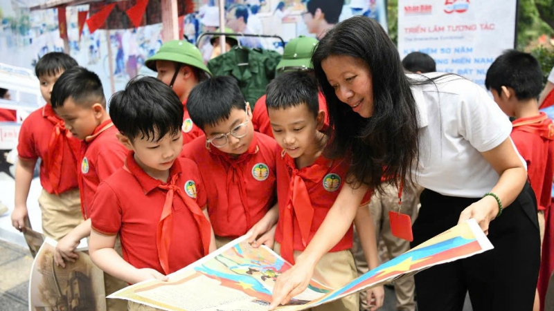 Triển lãm tương tác dịp kỷ niệm 50 năm thống nhất đất nước tại Hà Nội hút khách
