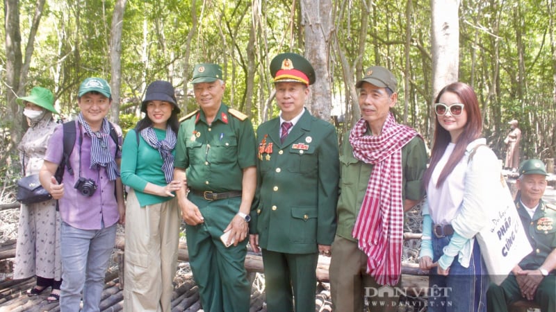 Phóng viên bắt đầu tham quan tour đặc biệt, tìm về “địa chỉ đỏ” tại TP.HCM dịp 50 năm Thống nhất đất nước