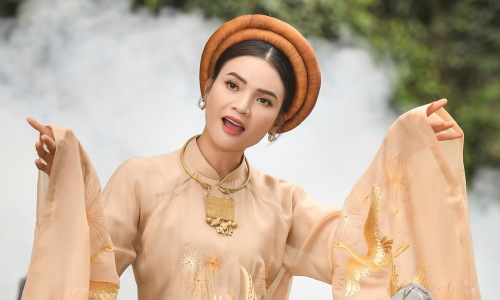 Ca sĩ trẻ nhất được phong NSND từng hát 11 lần 'Bài ca thống nhất' trong một ngày