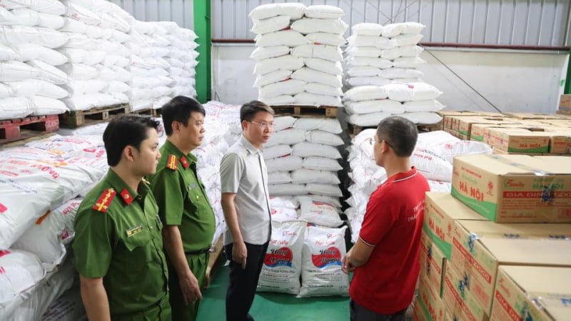 Công an Phú Thọ bắt hàng trăm tấn gia vị, dầu ăn, mì chính giả