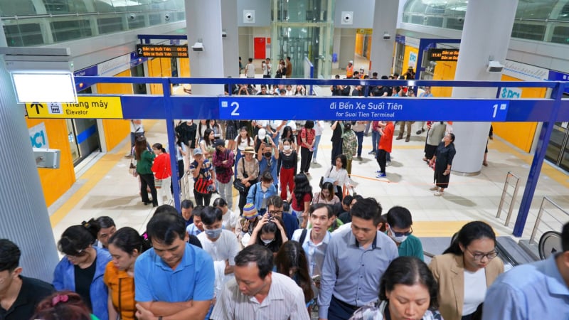 Lượng lớn người dân đi tàu dịp lễ, metro tăng chuyến, kéo dài thời gian phục vụ 