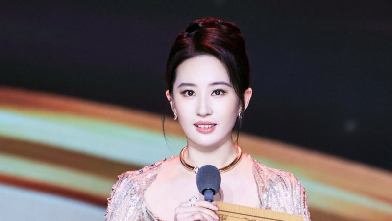 Lưu Diệc Phi vấp phải làn sóng chỉ trích khi có hành động này trên sân khấu