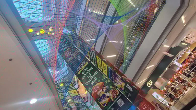 Vạn Hạnh Mall lắp lưới rào, thông báo tặng miễn phí trà sữa, bánh, snack... khi đến tham quan, mua sắm