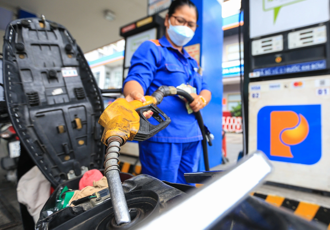 Giá xăng dầu hôm nay 3/5: Tiếp đà lao dốc