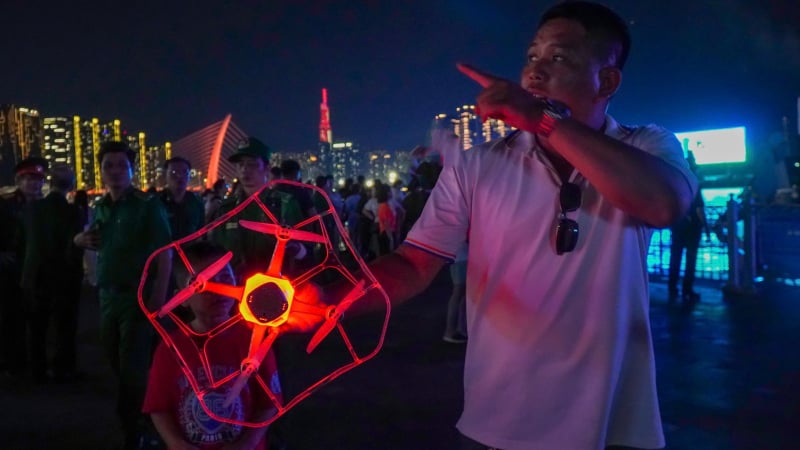 Loạt drone rơi trong lúc trình diễn tối 30/4, ban tổ chức thông báo xin lại