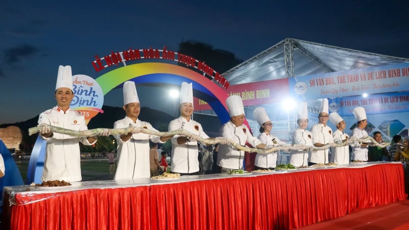 'Thèm chảy nước miếng' khi lạc vào lễ hội đặc biệt ở Bình Định, 'độc lạ' món bánh tráng cuốn dài 7,7m, có 7 loại nhân