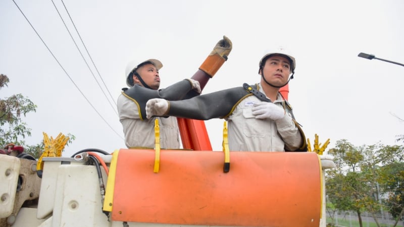 Cận cảnh sửa chữa 'điện nóng' của cán bộ điện lực EVNHANOI