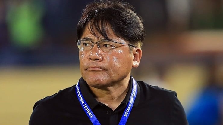 HLV Nhật Bản ngán ngẩm vì trọng tài V.League “quên luật”
