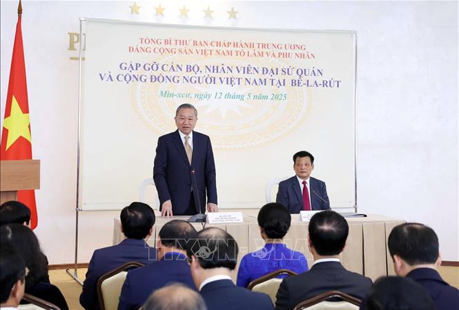 Tổng Bí thư Tô Lâm gặp cộng đồng người Việt Nam tại Belarus