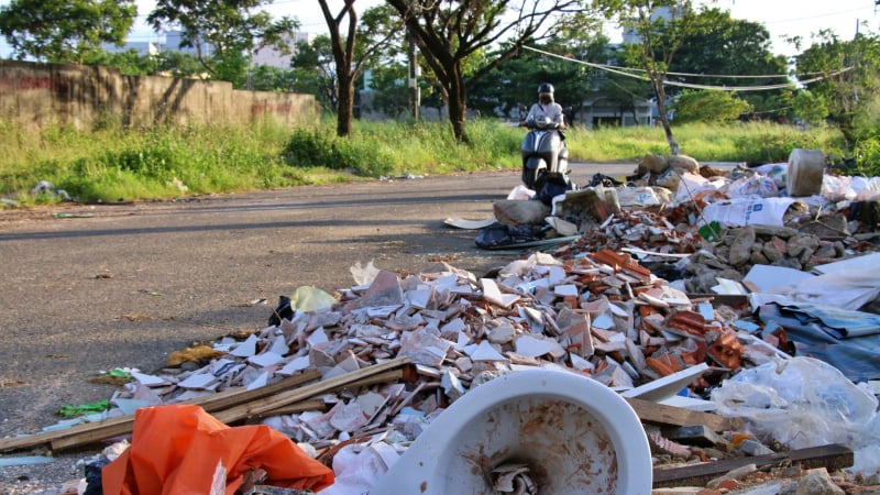 Dân bất an với bãi tập kết xà bần trên tuyến đường tại bán đảo Sơn Trà