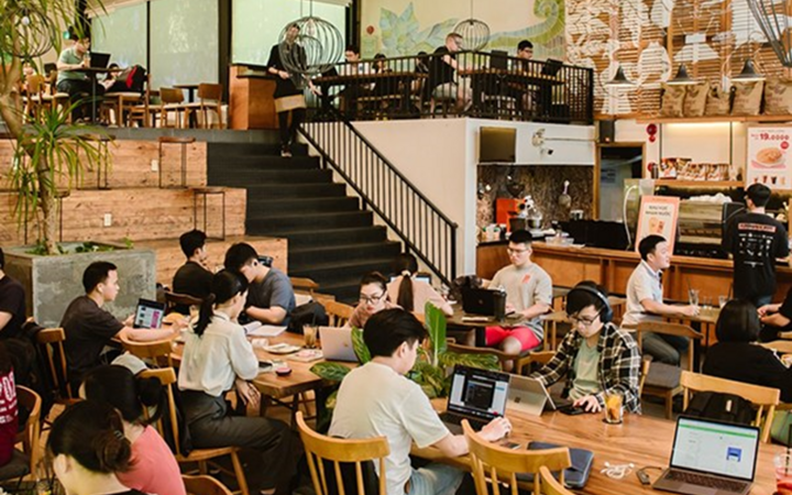 Nhiều cửa hàng The Coffee House bịt kín ổ cắm điện gây tranh cãi