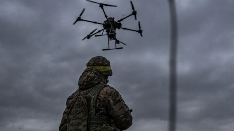 Ukraine phóng UAV tấn công 4 sân bay Nga, hơn 40 máy bay quân sự bị hư hại