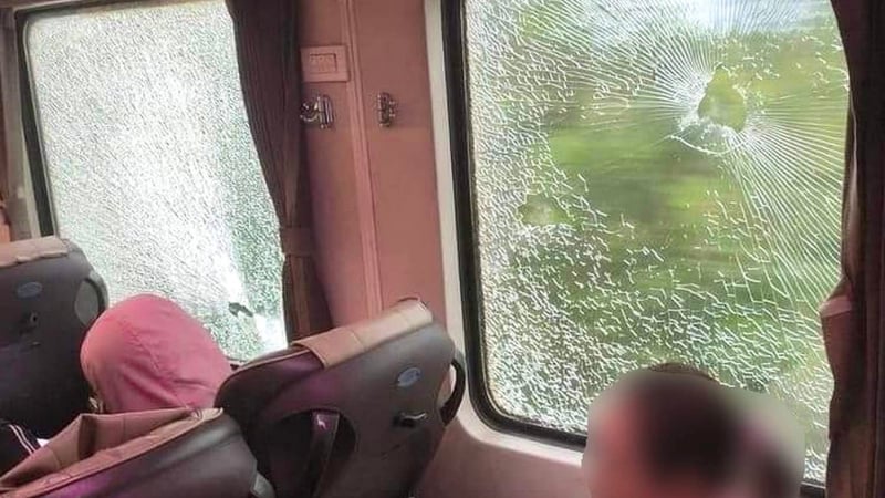 “Nóng” tình trạng ném đất, đá lên tàu