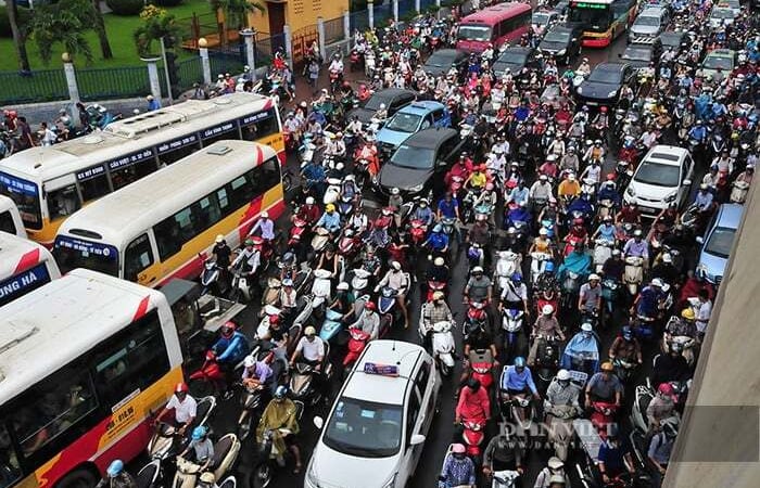 Chủ tịch Hà Nội: Không thể trì hoãn quá lâu việc chuyển đổi xe máy chạy xăng sang xe điện
