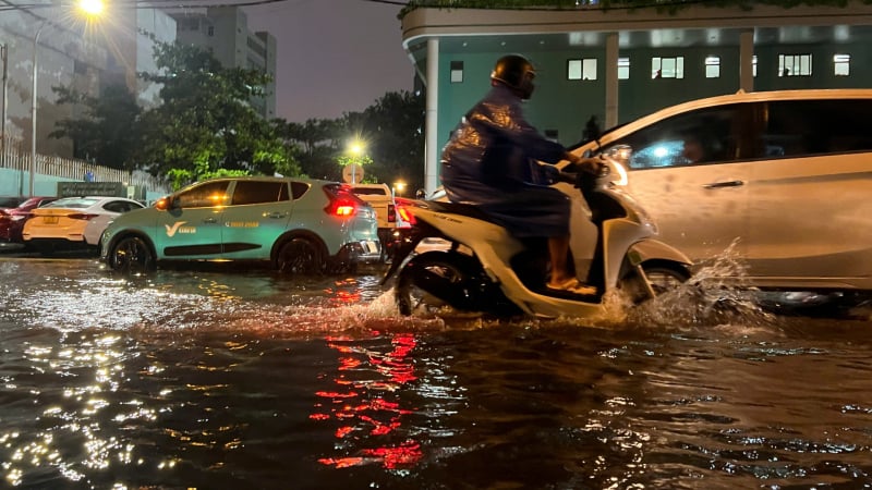 Mưa lớn từ sáng đến tối, nhiều tuyến đường ở Đà Nẵng chìm trong nước