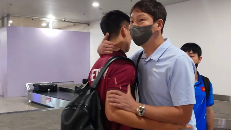 HLV Kim Sang-sik chia tay ĐT Việt Nam ngay tại sân bay
