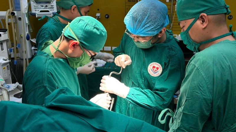 Phẫu thuật sọ não thức tỉnh cho bệnh nhân 75 tuổi