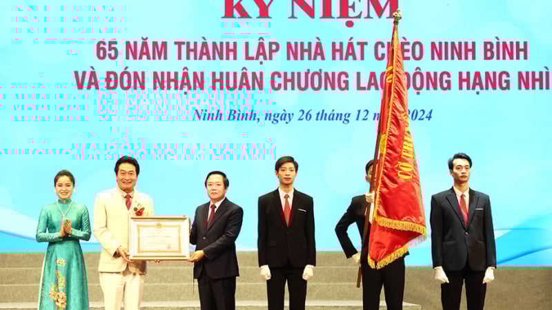 Nghệ sĩ Nhân dân quê Ninh Bình là Giám đốc Nhà hát chèo Ninh Bình xuất sắc ở vai trò đạo diễn và quản lý