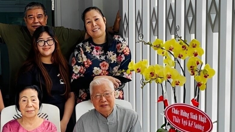 Nghệ sĩ Nhân dân Hồng Vân bất ngờ hé lộ cha là Tiến sĩ, Phó Giáo sư, Viện trưởng, Giám đốc, Phó chủ tịch