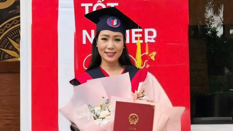 Á Hậu duy nhất là Nghệ sĩ Nhân dân, Giám đốc Sân khấu kịch, Phó Chủ tịch Hội sân khấu TP.HCM vui mừng nhận bằng thạc sĩ