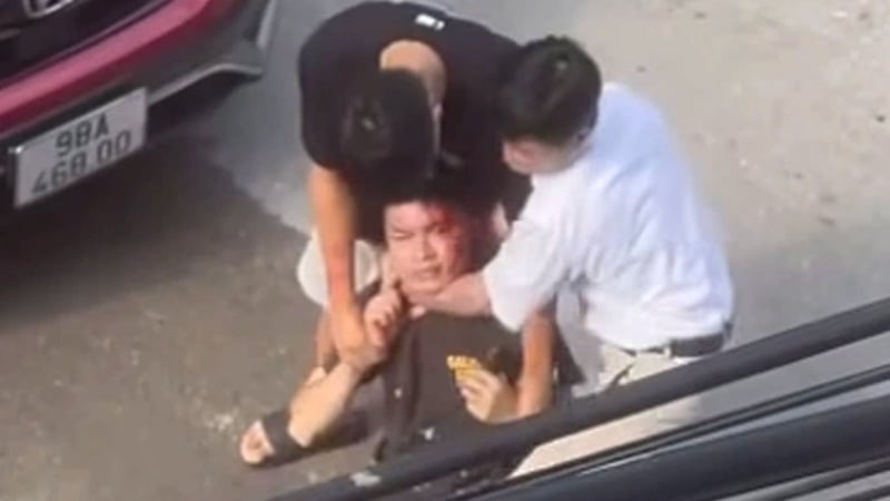 Nam thanh niên bất ngờ bị chảy máu đầu sau câu nói 'mày biết tao là ai không'