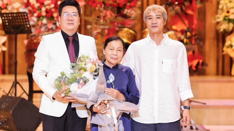 Người mẹ tảo tần của Nghệ sĩ Nhân dân Quốc Hưng chực trào nước mắt trong ngày con nhậm chức Giám đốc
