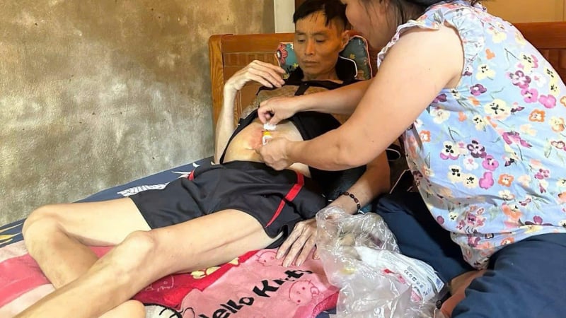 Căn nhà không còn gì để bán, người vợ ôm chồng bệnh và 4 đứa trẻ chờ phép màu


