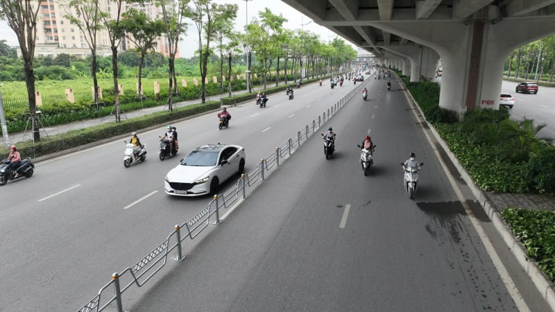 Hà Nội lắp dải phân cách cứng đường Võ Chí Công, Phạm Văn Đồng: Có giảm rủi ro va chạm giữa ô tô và xe máy?